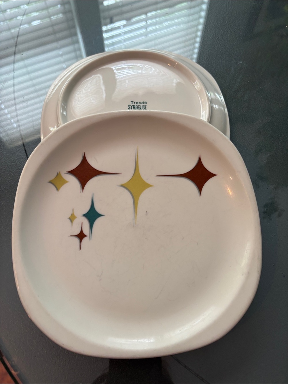 Syracuse Trend China USA Atomic Starburst White Ceramic Dinner Plate set of 2